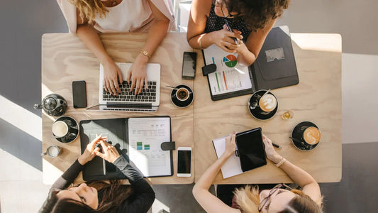Frisch gebrühter Kaffee in einer modernen Büro-Küche – Mitarbeiter greifen zur Kaffeetasse