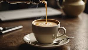 Frisch zubereiteter Espresso in kleiner Tasse mit goldbrauner Crema