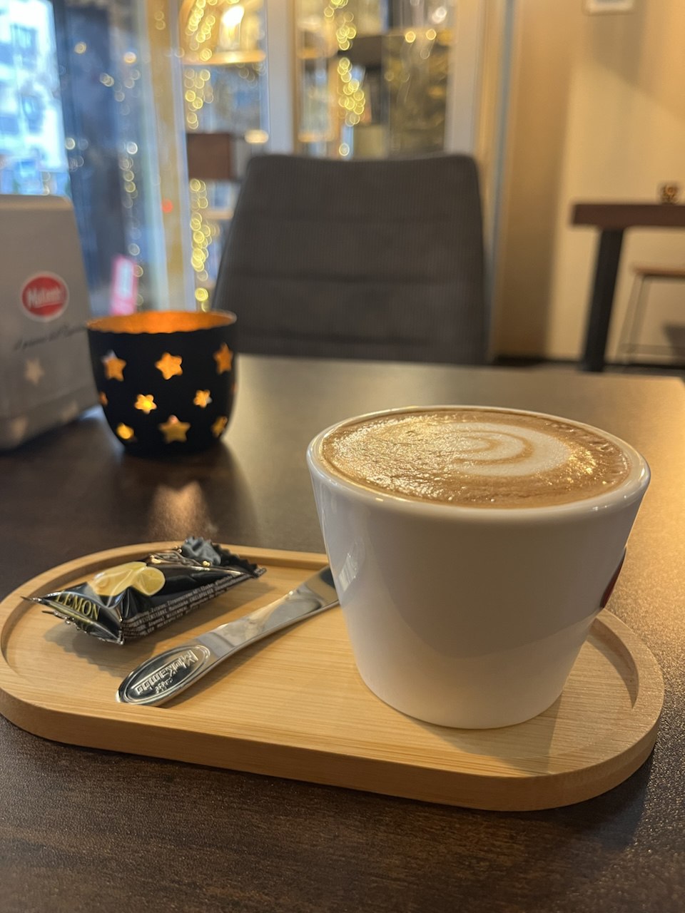 Italienischer Espresso und Kaffeebohnen von Cafe Momo